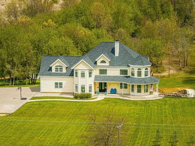 /international/us/2222-county-road-a-stoughton-wi-110108032826/