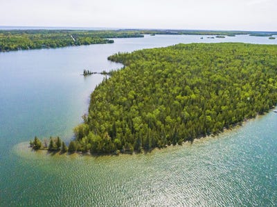 /international/us/17-47-ac-grand-island-presque-isle-mi-110108383993/