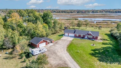 /international/us/10126-u-25-road-rapid-river-mi-110107881782/