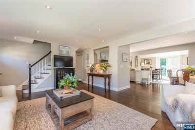 /international/us/49-meadow-lane-bloomfield-nj-110119945973/