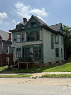 /international/us/568-loras-dubuque-ia-110101068421/
