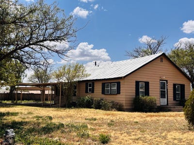 /international/us/401-w-ross-street-floydada-tx-110120485363/