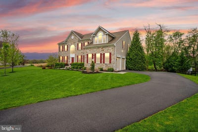 /international/us/14-braeburn-court-round-hill-va-110107723430/