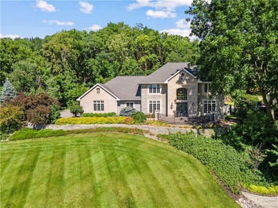 /international/us/1803-ironwood-place-onalaska-wi-110102544388/