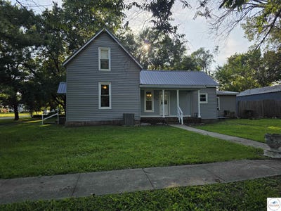 /international/us/216-e-3rd-street-montrose-mo-110108945504/