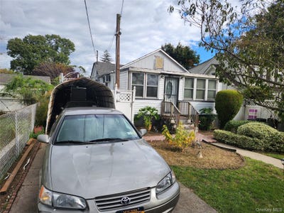 /international/us/10-sheridan-place-roosevelt-ny-110102441691/