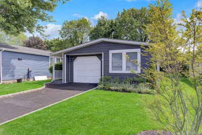 /international/us/11-a-dogwood-lane-manorville-ny-110108360343/