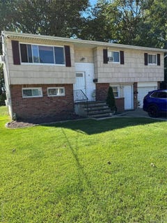 /international/us/75-oak-street-amityville-ny-110105767402/