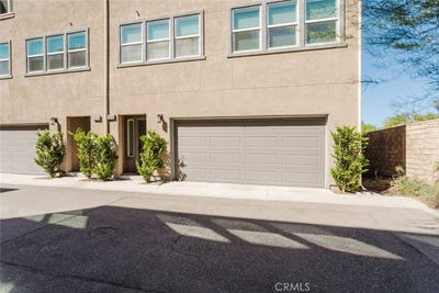 /international/us/12814-n-watt-lane-sylmar-ca-110120687763/