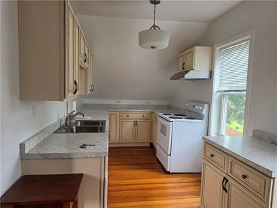 /international/us/40-e-barrows-street-cumberland-ri-110108579599/