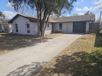 /international/us/644-w-ligustrum-boulevard-robstown-tx-110106946283/