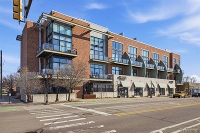 /international/us/211-e-9-mile-road-ferndale-mi-110108695565/