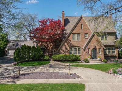 /international/us/1202-elmwood-road-bloomington-il-110107569897/