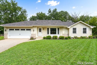 /international/us/13535-forest-river-drive-se-lowell-mi-110110146325/