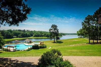 /international/us/patio-court-hilltop-lakes-tx-110120093264/