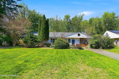 /international/us/12-pine-drive-roosevelt-nj-110107845911/