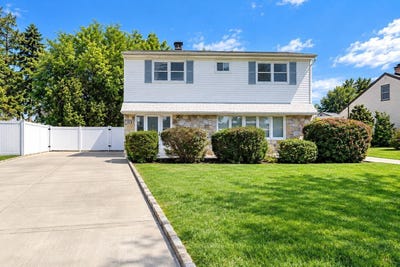 /international/us/13-squirrel-ln-levittown-ny-110110232266/