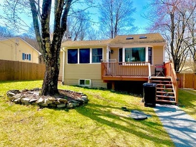 /international/us/20-windsor-road-monroe-ny-110098477364/