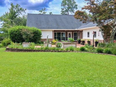 /international/us/8121-cypress-drive-donalsonville-ga-110099980881/