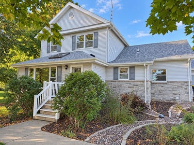 /international/us/208-e-main-street-cobb-wi-110120455234/