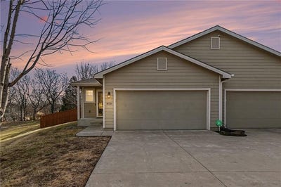 /international/us/1020-red-oaks-place-topeka-ks-110105725738/