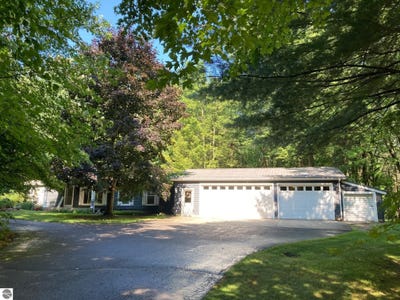 /international/us/2548-caribou-trail-west-branch-mi-110101193669/