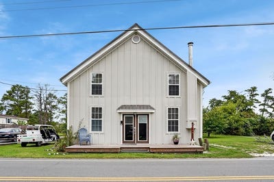 /international/us/5277-main-st-chincoteague-va-110108426416/