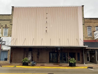 /international/us/117-e-cook-street-portage-wi-110107939098/