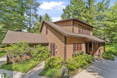 /international/us/5225-s-faculty-row-glen-arbor-mi-110101094429/