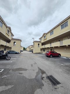 /international/us/7989-nw-8th-st-miami-fl-110108508060/