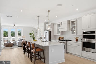 /international/us/10530-white-granite-drive-oakton-va-110110128049/