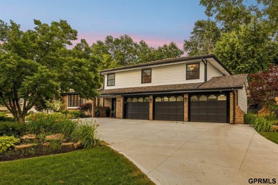 /international/us/9933-devonshire-drive-omaha-ne-110108733987/