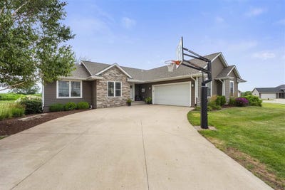 /international/us/121-hampton-circle-williamsburg-ia-110100964507/