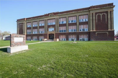 /international/us/109-e-luverne-street-luverne-mn-110093559308/