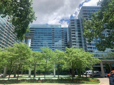 /international/us/9655-woods-drive-skokie-il-110108876409/