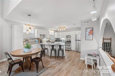 /international/us/1420-11th-street-drive-nw-hickory-nc-110100315073/