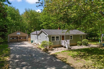 /international/us/125-blackwater-road-rochester-nh-110108491996/