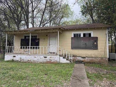 /international/us/108-n-paul-st-gladewater-tx-110106331504/