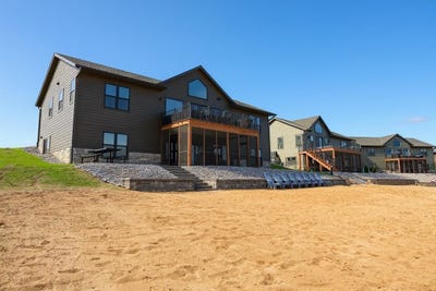 /international/us/w2828-37th-street-new-lisbon-wi-110099864972/