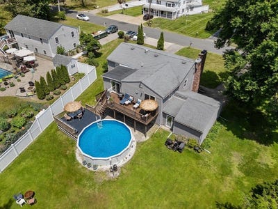 /international/us/15-cushing-street-salisbury-ma-110100303744/