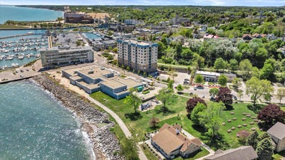 /international/us/415-n-lake-st-port-washington-wi-110108410965/