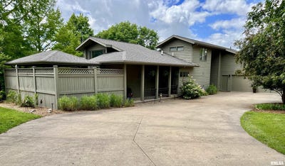 /international/us/14-elmo-drive-macomb-il-110108912516/