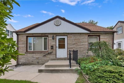 /international/us/2923-e-cudahy-ave-saint-francis-wi-110119990824/