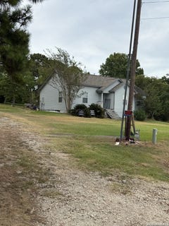 /international/us/211-e-commercial-ave-onalaska-tx-110120411590/