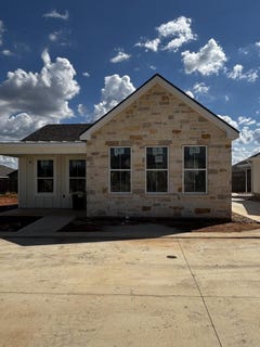 /international/us/802-s-creek-st-fredericksburg-tx-110110301177/