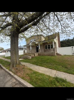 /international/us/2303-pine-street-seaford-ny-110107697936/
