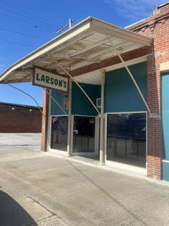 /international/us/111-south-main-street-white-hall-il-110100616330/