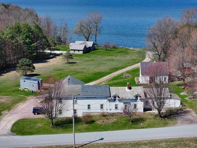 /international/us/329-west-shore-road-south-hero-vt-110105196118/