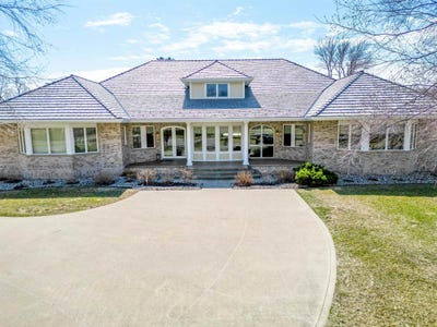 /international/us/709-cherry-hill-lane-dakota-dunes-sd-110098347971/