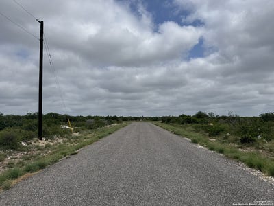 /international/us/675-legend-hls-uvalde-tx-110085311925/